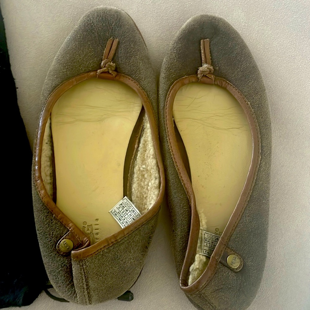 Ugg Australia Travel Slippers with Dust Cover Travel Pouch.